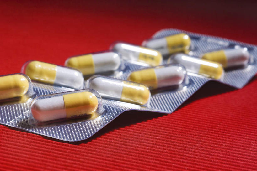 无人,横图,俯视,室内,白天,一排,许多,阴影,红色背景,整齐,反射,药剂,药丸,影子,排列,摄影,影棚,药物,队列,彩图,高角度拍摄,影棚拍摄,拍摄