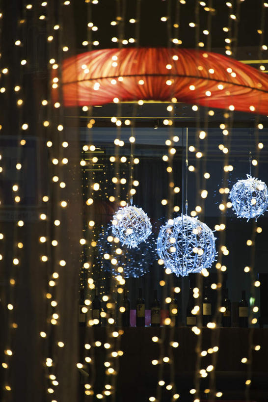 无人,酒吧,竖图,室内,特写,白天,正面,静物,一排,许多,整齐,灯光,红酒瓶,吊灯,玻璃制品,灯,酒瓶,排列,三个,蓝色,玻璃瓶,瓶子,灯具,照明设备,队列,彩图,酒吧间,酒馆