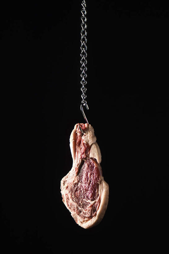 无人,竖图,室内,特写,白天,正面,静物,黑色背景,金属,钩子,肉,猪肉,肉类,一个,摄影,铁链,影棚,单个,铁钩,肉食,豚肉,彩图,影棚拍摄,拍摄