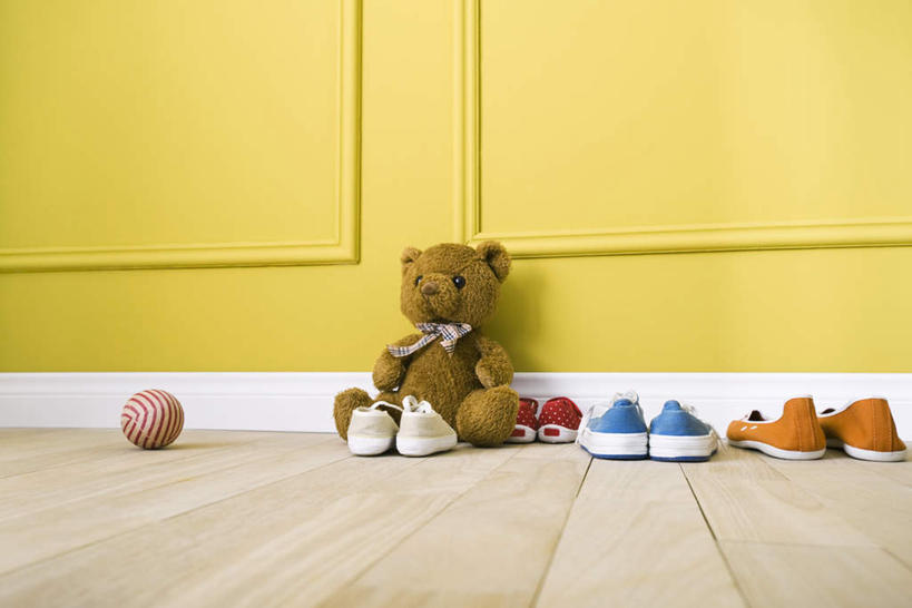 无人,客厅,横图,室内,特写,白天,正面,地板,熊,静物,玩具,鞋子,玩偶,泰迪熊,地面,木地板,球,一个,红色,蓝色,白色,四双,球体,橙色,单个,休闲鞋,起居室,彩图