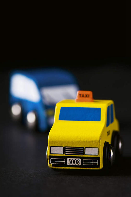 无人,竖图,室内,特写,白天,正面,出租车,汽车,静物,玩具,黑色背景,车,两个,交通工具,轿车,摄影,影棚,计程车,彩图,影棚拍摄,拍摄