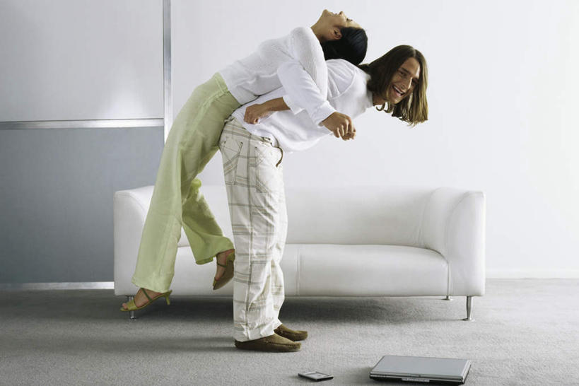 西方人,背,两个人,夫妻,客厅,站,笑,微笑,露齿笑,横图,室内,白天,侧面,爱情,电脑,笔记本电脑,沙发,欧洲,欧洲人,勾,服装,网络,浪漫,注视,休闲装,通讯设备,衣服,背着,观察,看,站着,休闲,休闲服,恩爱,勾着,恋人,服饰,观看,掌上电脑,察看,无线,起居室,关注,通信设备,无线网络,布艺沙发,无线上网,便携式电脑,手提电脑,男人,男性,年轻男性,年轻女性,女人,女性,白种人,情侣,站立,彩图,全身,伴侣