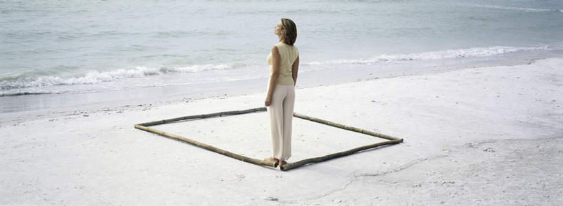 西方人,一个人,站,横图,室外,白天,旅游,度假,海浪,海洋,沙滩,欧洲,欧洲人,仅一个年轻女性,仅一个女性,仅一个人,服装,方框,沙子,海岸,浪花,沙地,注视,休闲装,娱乐,树枝,背面,衣服,海水,观察,看,站着,享受,休闲,休闲服,放松,服饰,观看,察看,关注,户外运动,海景,年轻女性,女人,女性,白种人,大海,风浪,海,海水的波动,海滩,近岸浪,涌浪,站立,彩图,全身