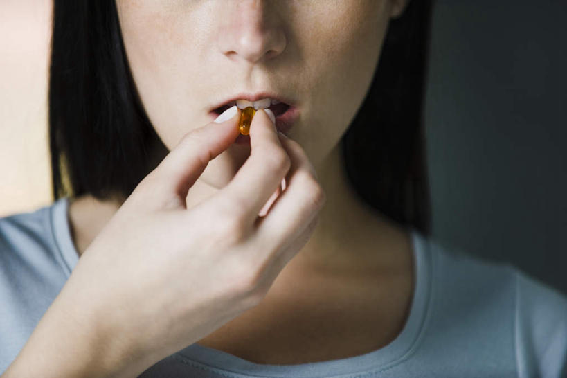 西方人,脸,头,脸颊,一个人,站,吃,横图,室内,特写,白天,正面,欧洲,欧洲人,仅一个年轻女性,仅一个女性,仅一个人,握,服装,拿,拿着,注视,休闲装,一个,衣服,观察,看,站着,休闲,休闲服,握着,服饰,单个,观看,察看,维生素,关注,维他命,年轻女性,女人,女性,白种人,头部,脸部,脸蛋,面部,嚼,食,站立,半身,彩图