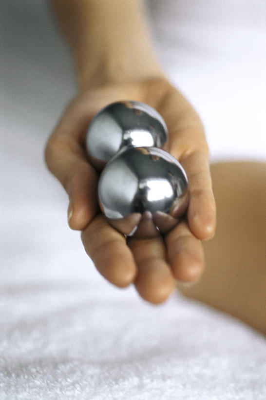 西方人,手,一个人,竖图,俯视,室内,特写,白天,床,卧室,欧洲,欧洲人,仅一个年轻女性,仅一个女性,仅一个人,服装,朦胧,模糊,床单,休闲装,被子,两个,衣服,保健球,休闲,健康,手部,休闲服,健身球,服饰,单人床,医疗,被单,康复球,老年健身球,年轻女性,女人,女性,白种人,半身,彩图,高角度拍摄,睡房,卧房