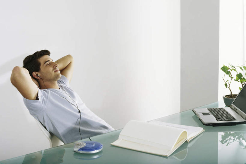 西方人,一个人,商务人士,商务男性,办公室,坐,闭眼,横图,室内,白天,侧面,衬衫,陶醉,快乐,满意,幸福,电脑,笔记本电脑,植物,家具,桌子,书籍,欧洲,欧洲人,仅一个男性,仅一个人,一本,套装,网络,盆栽,办公桌,盆景,音响,音乐,音乐播放器,娱乐,通讯设备,仅一个年轻男性,绿色,自然,耳机,随身听,享受,休闲,放松,生长,成长,无线,舒适,享乐,通信设备,商务装,无线网络,无线上网,便携式电脑,工薪阶层,办公家具,CD机,手提电脑,男人,男性,年轻男性,白种人,白领,上班族,书,图书,闭眼睛,闭着眼,闭着眼睛,坐着,半身,彩图,衬衣,cd播放机,激光唱机,镭射唱机,播放器,沉醉