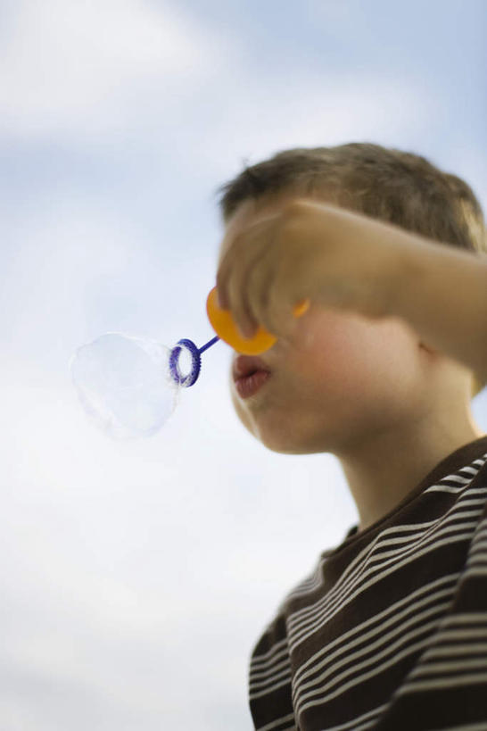 西方人,儿童,一个人,竖图,室外,白天,仰视,游戏,纯洁,欧洲,欧洲人,仅一个男性,仅一个人,握,服装,云,云朵,拿,玩,云彩,拿着,休闲装,娱乐,小孩,衣服,蓝色,白云,蓝天,天空,泡泡,天,仅一个小孩,休闲,休闲服,可爱,童年,童趣,握着,服饰,晴朗,活动,发泄,消遣,智力,泡泡机,童真,烂漫,无邪,宣泄,天真,男孩,男人,男性,白种人,孩子,晴空,玩耍,嬉戏,半身,彩图,低角度拍摄,男生