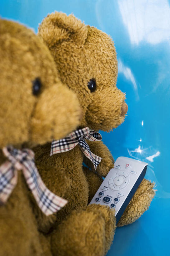 无人,竖图,室内,特写,白天,正面,游戏,熊,静物,玩具,椅子,玩偶,褐色,泰迪熊,玩,娱乐,两个,一个,蓝色,玩具熊,遥控器,休闲,益智,毛绒玩具,单个,安慰,发泄,消遣,宣泄,罗斯福熊,玩耍,嬉戏,彩图