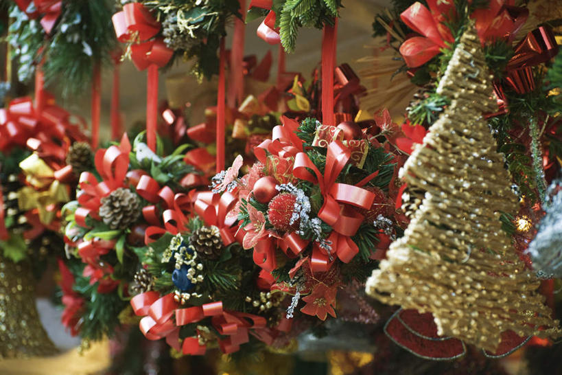 无人,横图,室内,特写,白天,正面,静物,圣诞节,一排,许多,悬挂,节日,朦胧,模糊,庆祝,整齐,装饰,挂饰,丝绸,丝带,圣诞树,缎带,挂,文化,绸带,排列,红色,绿色,彩带,蝴蝶结,庆典,纪念,队列,彩图