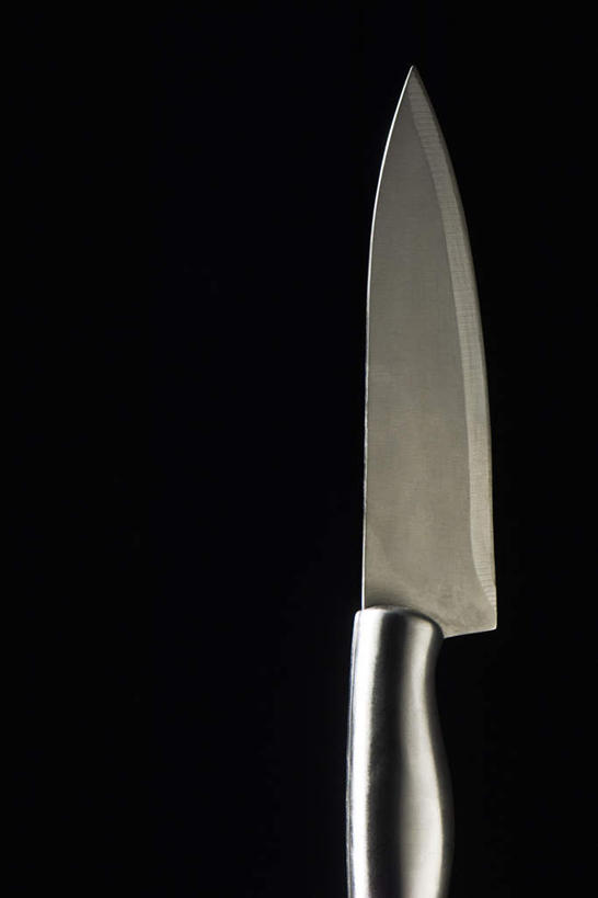 无人,竖图,室内,特写,白天,正面,竞争,静物,餐具,一把,对抗,黑色背景,冲突,破坏,刀,武器,战争,摄影,影棚,损坏,锋利,攻击,威胁,对立,矛盾,兵器,菜刀,餐刀,防御,敌对,挫败,斗争,抗拒,抗衡,杀伤,威慑,危险,进餐用具,烹调用具,彩图,影棚拍摄,拍摄