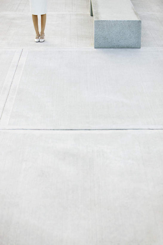 西方人,一个人,站,竖图,俯视,室内,白天,椅子,欧洲,欧洲人,仅一个年轻女性,仅一个女性,仅一个人,服装,瓷砖,地砖,地面,注视,休闲装,一个,衣服,观察,看,站着,休闲,休闲服,石椅,服饰,单个,观看,察看,关注,年轻女性,女人,女性,白种人,站立,半身,彩图,高角度拍摄