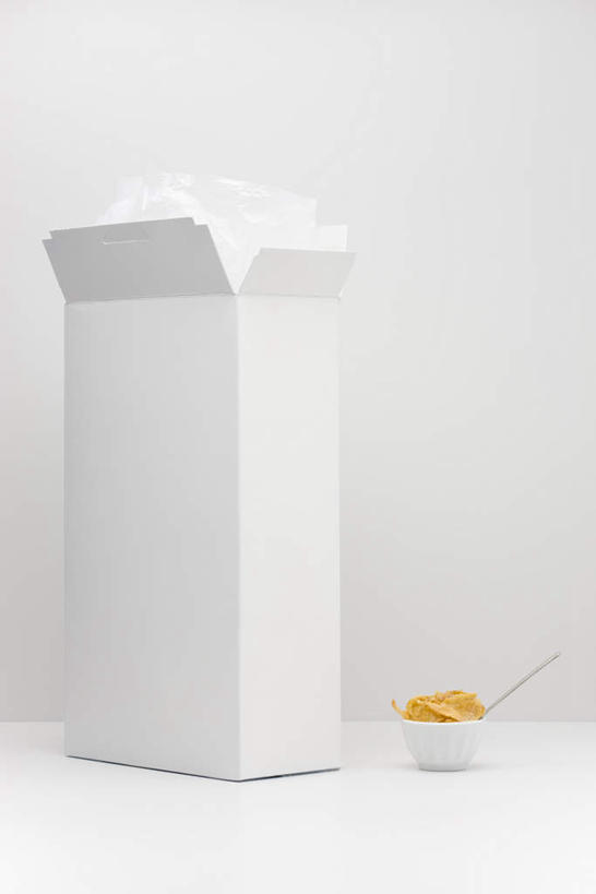 无人,竖图,室内,特写,白天,白色背景,正面,早餐,餐桌,桌子,餐具,纸盒,玉米片,食品,盒子,食物,包装盒,碗,摄影,影棚,餐台,五谷,一碗,进餐用具,烹调用具,彩图,影棚拍摄,拍摄