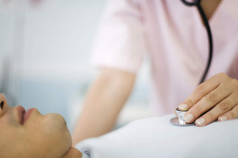 西方人,两个人,医生,病人,医院,坐,躺,横图,室内,白天,正面,欧洲,欧洲人,服装,朦胧,模糊,休闲装,衣服,听诊器,按,医护人员,医疗人员,休闲,休闲服,服饰,医疗设备,看病,白大褂,医疗机构,卧着,男人,男性,年轻男性,年轻女性,女人,女性,白种人,大夫,患者,就医者,躺着,卧,坐着,半身,彩图,病院,诊所