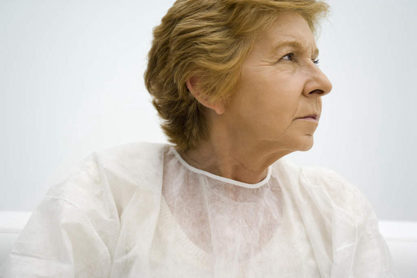 西方人,一个人,病人,医院,坐,横图,室内,白天,正面,欧洲,欧洲人,仅一个女性,仅一个人,服装,注视,休闲装,衣服,观察,看,休闲,休闲服,服饰,仅一个老年女性,观看,察看,关注,手术服,医疗机构,老年女性,女人,女性,白种人,患者,就医者,坐着,半身,彩图,病院,诊所