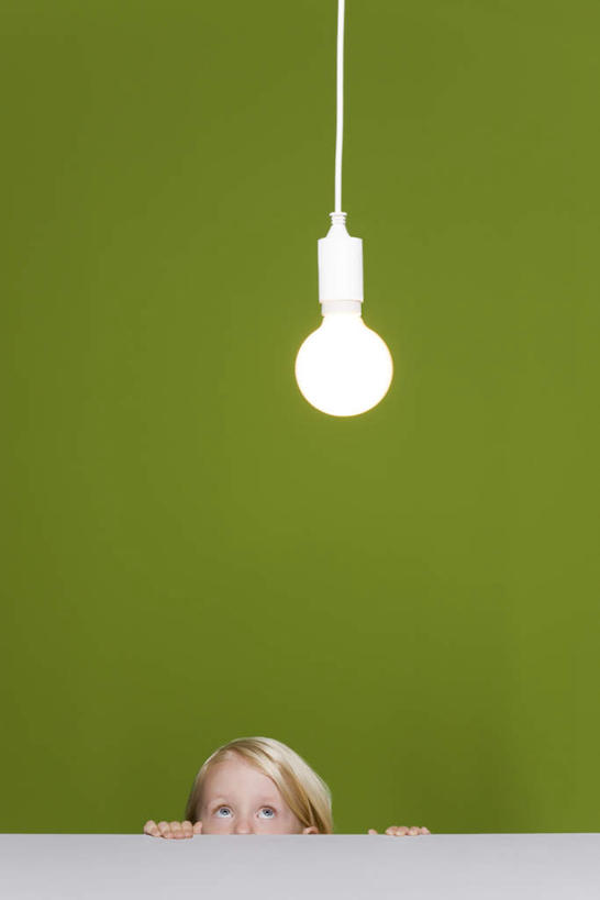 西方人,儿童,一个人,竖图,室内,白天,正面,纯洁,照明,欧洲,欧洲人,仅一个女性,仅一个人,躲藏,绿色背景,服装,灯光,注视,休闲装,吊灯,灯,小孩,衣服,灯具,观察,看,趴着,仅一个小孩,休闲,休闲服,可爱,童年,童趣,摄影,服饰,影棚,观看,照亮,察看,照明设备,关注,童真,烂漫,无邪,天真,女孩,女人,女性,白种人,孩子,趴,抬头,仰头,半身,彩图,影棚拍摄,拍摄,女生