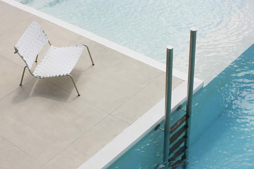 无人,游泳池,横图,俯视,室外,特写,白天,水,静物,椅子,朦胧,模糊,瓷砖,地砖,梯子,液体,扶梯,木椅,水池,水滴,水面,地面,泳池,一个,蓝色,单个,游泳馆,彩图,高角度拍摄