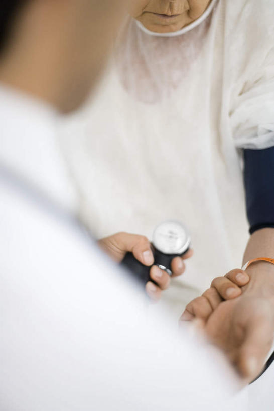 西方人,背部,两个人,医生,病人,医院,坐,竖图,室内,白天,正面,欧洲,欧洲人,握,服装,检查,休闲装,相视,衣服,医护人员,医疗人员,休闲,面对面,休闲服,握着,服饰,对视,体检,血压计,白大褂,相对,医疗机构,相看,老年女性,男人,男性,年轻男性,女人,女性,白种人,大夫,患者,就医者,坐着,半身,彩图,病院,诊所