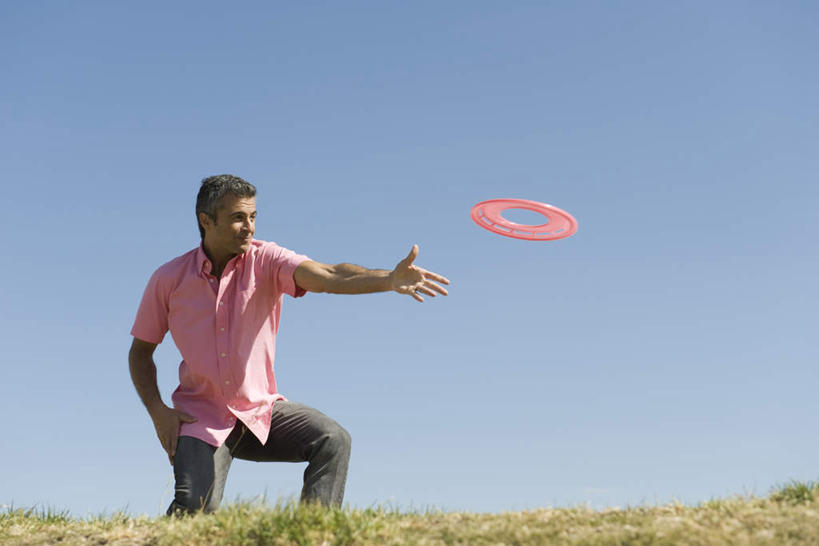 西方人,一个人,投,横图,室外,白天,正面,游戏,草地,草坪,植物,玩具,欧洲,欧洲人,仅一个男性,仅一个人,服装,玩,休闲装,娱乐,草,仅一个年轻男性,衣服,粉色,蓝色,绿色,蓝天,天空,飞碟,飞盘,天,休闲,休闲服,服饰,活动,发泄,消遣,智力,宣泄,男人,男性,年轻男性,白种人,抛,扔,撒,玩耍,嬉戏,掷,半身,彩图