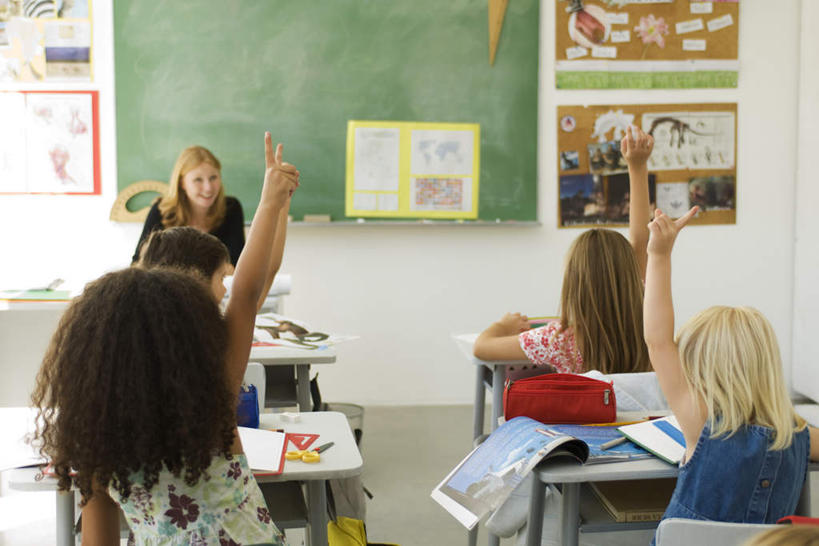 西方人,儿童,背部,教师,学校,教学楼,站,坐,举,笑,微笑,露齿笑,横图,室内,白天,正面,纯洁,桌子,书籍,欧洲,欧洲人,五个人,一排,服装,整齐,测量,刻度,记事本,许多人,注视,休闲装,书桌,校园,排列,小孩,衣服,半圆尺,本子,笔袋,笔记本,尺,黑板擦,课桌,黑板,观察,看,托,站着,四个,一群人,休闲,休闲服,可爱,童年,童趣,角度,服饰,观看,测量工具,尺子,察看,衡量,绘图,队列,关注,比例,童真,烂漫,无邪,测绘,量具,量仪,标度,天真,男孩,男人,男性,年轻女性,女孩,女人,女性,白种人,讲师,教授,老师,书,图书,举起,举手,举着,向上举,向上伸,向上托,站立,坐着,半身,彩图,教室楼,教学大楼,男生,女生