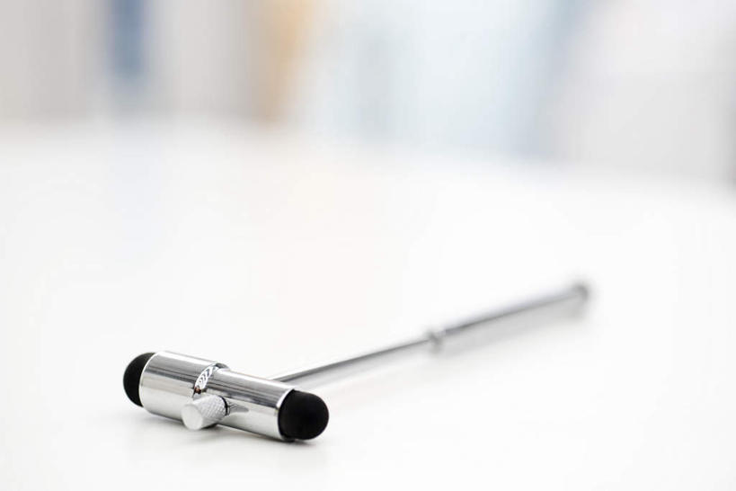 无人,横图,俯视,室内,特写,白天,桌子,静物,一把,朦胧,模糊,金属,锤子,办公桌,一个,单个,铁锤,医疗设备,医疗器械,医疗工具,敲诊槌,叩诊锤,彩图,高角度拍摄