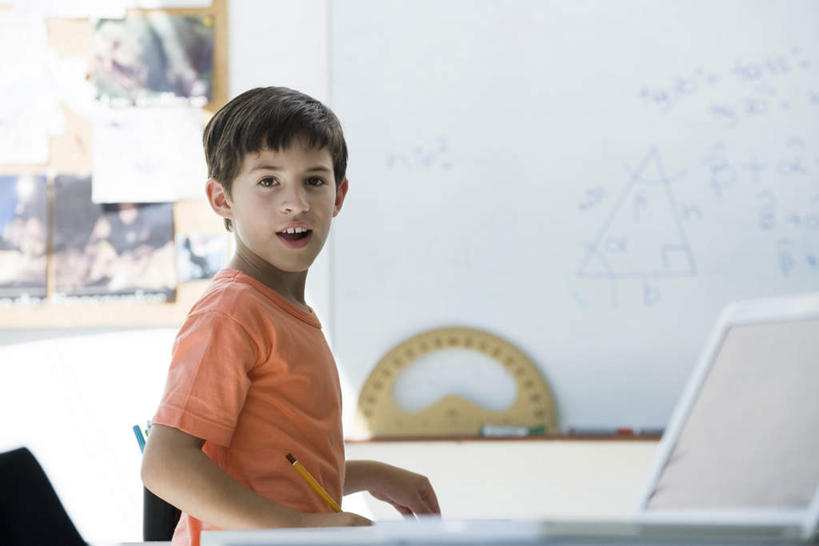 西方人,儿童,一个人,学校,教学楼,站,横图,室内,白天,侧面,纯洁,电脑,笔记本电脑,桌子,欧洲,欧洲人,仅一个男性,仅一个人,服装,网络,测量,刻度,办公桌,注视,休闲装,通讯设备,校园,小孩,衣服,白板,半圆尺,尺,观察,看,站着,仅一个小孩,休闲,休闲服,可爱,童年,童趣,角度,服饰,观看,测量工具,尺子,察看,衡量,无线,绘图,关注,通信设备,无线网络,记录板,比例,无线上网,便携式电脑,童真,烂漫,无邪,记事板,测绘,量具,量仪,标度,天真,手提电脑,男孩,男人,男性,白种人,孩子,站立,半身,彩图,教室楼,教学大楼,男生