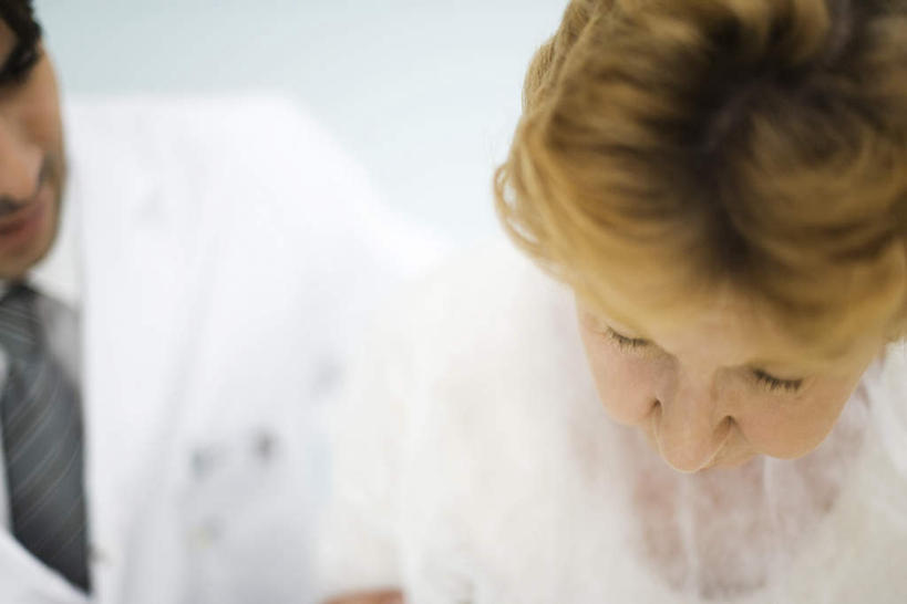 西方人,两个人,医生,医院,站,坐,横图,室内,特写,白天,正面,欧洲,欧洲人,服装,检查,朦胧,模糊,注视,休闲装,衣服,观察,看,站着,医护人员,医疗人员,休闲,休闲服,治疗,服饰,观看,察看,白大褂,关注,诊疗,医疗机构,老年女性,男人,男性,年轻男性,女人,女性,白种人,大夫,站立,坐着,半身,彩图,病院,诊所