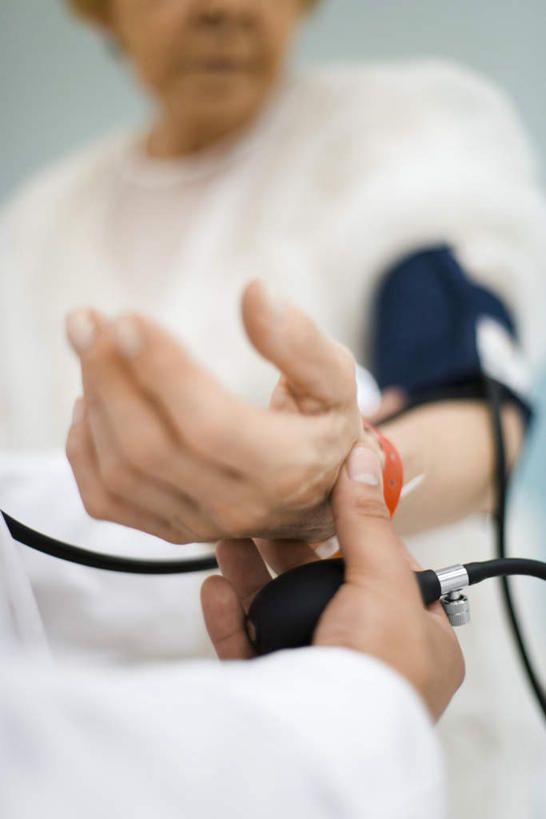 西方人,两个人,医生,病人,医院,竖图,室内,特写,白天,正面,欧洲,欧洲人,握,服装,朦胧,模糊,休闲装,衣服,医护人员,医疗人员,休闲,休闲服,治疗,握着,服饰,体检,医疗设备,诊断,血压计,白大褂,医疗机构,老年男性,男人,男性,年轻女性,女人,女性,白种人,大夫,患者,就医者,半身,彩图,病院,诊所