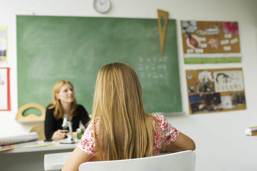 西方人,儿童,背部,两个人,教师,学校,教学楼,坐,说,横图,室内,白天,正面,讨论,桌子,椅子,欧洲,欧洲人,服装,时间,测量,时钟,刻度,注视,休闲装,书桌,校园,小孩,衣服,半圆尺,尺,讲台,课桌,挂钟,观察,看,休闲,休闲服,表,角度,服饰,观看,测量工具,量角器,尺子,察看,衡量,绘图,关注,直角,比例,测绘,直角尺,量具,量仪,标度,木工工具,钳工工具,曲尺,交流,年轻女性,女孩,女人,女性,白种人,讲师,教授,老师,钟,沟通,讲话,交谈,商讨,说话,谈话,坐着,半身,彩图,教室楼,教学大楼,女生