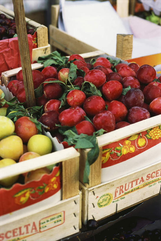 无人,竖图,俯视,室内,特写,白天,李子,水果,一堆,许多,堆叠,堆积,朦胧,模糊,新鲜,生食,食品,果实,食物,三个,红色,箱子,有机食品,绿色食品,堆,板条箱,恐龙蛋,布冧,彩图,高角度拍摄