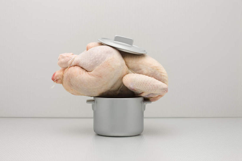 无人,横图,室内,特写,白天,白色背景,正面,餐桌,桌子,静物,厨具,锅子,鸡肉,肉,肉类,一个,摄影,影棚,单个,餐台,锅具,肉食,进餐用具,烹调用具,彩图,影棚拍摄,拍摄,调理用具