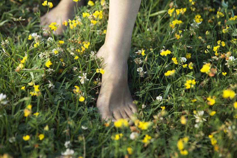 西方人,腿部,脚,脚趾,脚后跟,脚背,踝,腿,一个人,无人,走,横图,俯视,白天,旅游,度假,欧洲,欧洲人,仅一个年轻女性,仅一个女性,仅一个人,许多,服装,盛开,花蕾,休闲装,娱乐,花,花瓣,花朵,鲜花,衣服,花苞,花蕊,享受,休闲,休闲服,放松,服饰,户外运动,年轻女性,女人,女性,白种人,脚底,步行,散步,走路,半身,彩图,高角度拍摄