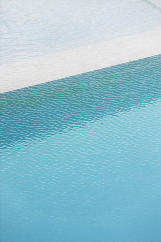 无人,游泳池,竖图,俯视,室内,白天,锻炼,旅游,度假,运动,水,楼梯,阶梯,水池,水面,娱乐,泳池,台阶,蓝色,享受,休闲,放松,游泳馆,户外运动,彩图,高角度拍摄,健身