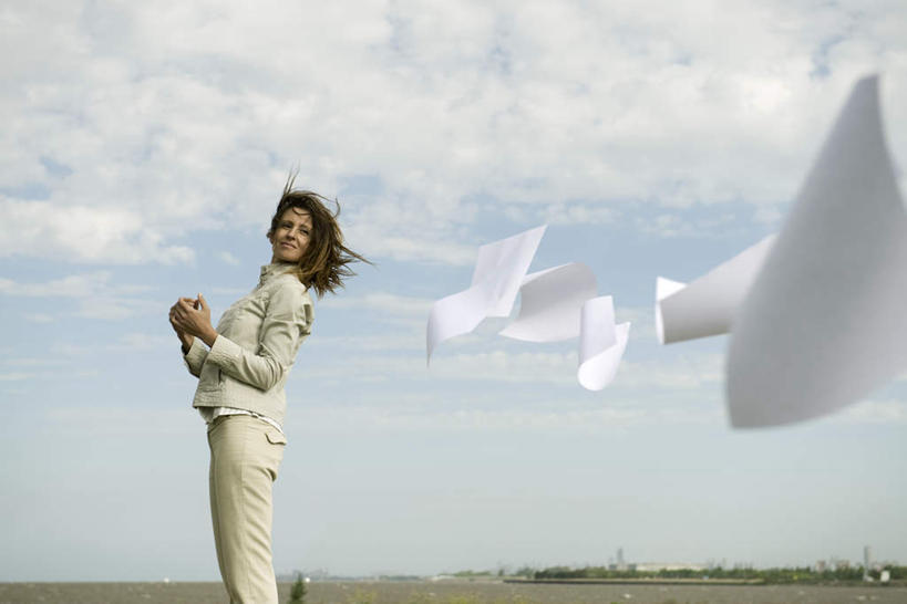 西方人,一个人,商务人士,商务女性,站,横图,室外,白天,侧面,草地,草坪,植物,欧洲,欧洲人,仅一个年轻女性,仅一个女性,仅一个人,许多,套装,材料,档案,文件,云,云朵,云彩,注视,草,蓝色,绿色,白云,蓝天,天空,资料,天,观察,看,站着,飘,观看,察看,关注,文档,商务装,工薪阶层,年轻女性,女人,女性,白种人,白领,上班族,站立,半身,彩图