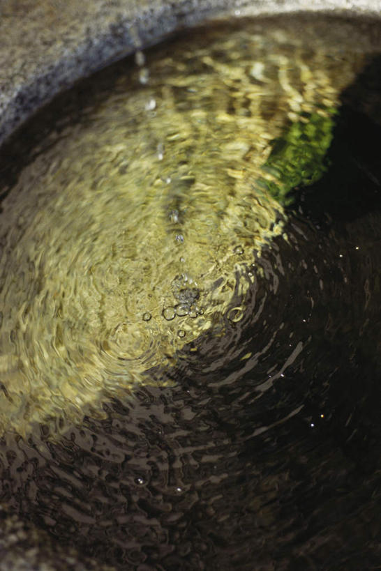 无人,竖图,俯视,室外,白天,阴影,波纹,光线,影子,涟漪,倒影,水纹,阳光,波浪,倒映,缸,水晕,反照,彩图,高角度拍摄