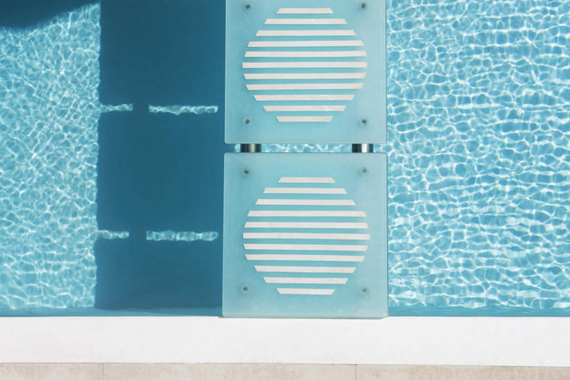 无人,游泳池,横图,俯视,室外,白天,锻炼,运动,水,波纹,条纹,水池,水面,泳池,台阶,白色,水纹,波浪,游泳馆,水晕,体育,彩图,高角度拍摄,健身