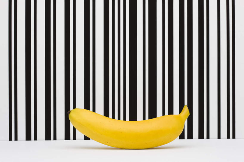 无人,横图,室内,白天,正面,电子,桌面,桌子,香蕉,水果,一根,一排,许多,新鲜,整齐,信息,标签,符号,数字,生食,食品,果实,标识,食物,排列,黄色,黑色,有机食品,绿色食品,条形码,队列,编码,条码,甘蕉,彩图,商业