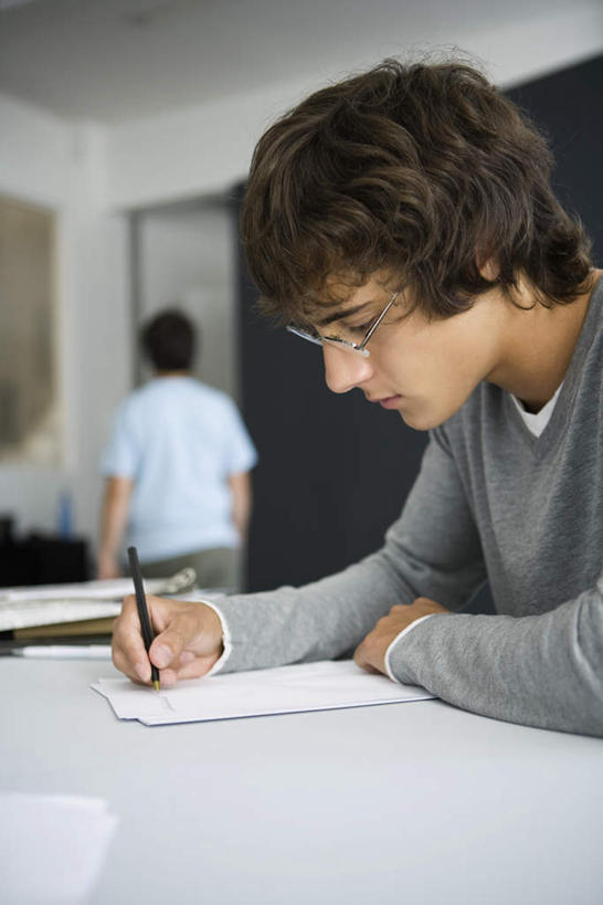 西方人,两个人,伙伴,朋友,坐,竖图,室内,白天,正面,友谊,桌子,欧洲,欧洲人,握,写,服装,朦胧,模糊,笔,眼镜,休闲装,书桌,衣服,课桌,记录,休闲,教室,休闲服,握着,服饰,近视眼镜,友情,男人,男性,年轻男性,白种人,坐着,半身,彩图