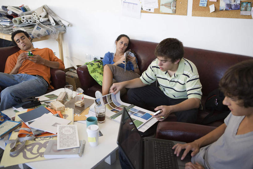 西方人,四个人,伙伴,朋友,客厅,坐,横图,俯视,室内,白天,游戏,友谊,电脑,笔记本电脑,沙发,书籍,欧洲,欧洲人,服装,网络,拿,玩,茶几,拿着,休闲装,娱乐,通讯设备,壁画,衣服,休闲,休闲服,魔方,益智,服饰,活动,无线,起居室,发泄,消遣,智力,通信设备,无线网络,无线上网,便携式电脑,宣泄,友情,手提电脑,男人,男性,年轻男性,年轻女性,女人,女性,白种人,书,图书,玩耍,嬉戏,坐着,半身,彩图,高角度拍摄,皮沙发