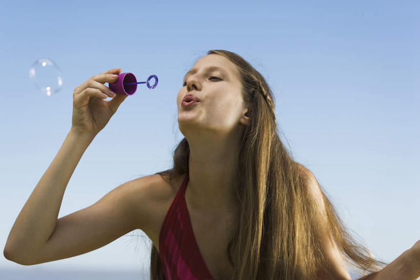 西方人,一个人,站,横图,室外,白天,仰视,游戏,欧洲,欧洲人,仅一个年轻女性,仅一个女性,仅一个人,玩,娱乐,蓝色,蓝天,天空,天,吹,站着,休闲,活动,发泄,消遣,智力,泡泡机,宣泄,年轻女性,女人,女性,白种人,玩耍,嬉戏,站立,半身,彩图,低角度拍摄