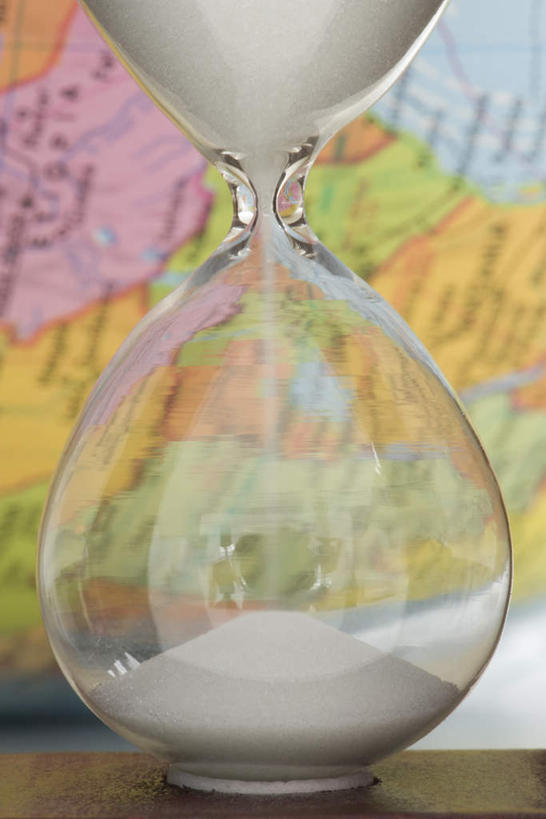 无人,竖图,室内,特写,白天,正面,海洋,桌面,桌子,静物,地图,计时器,沙漏,透明,时间,沙子,世界地图,陆地,计时,国家,定时器,大陆,世界,准确,精准,版图,彩图