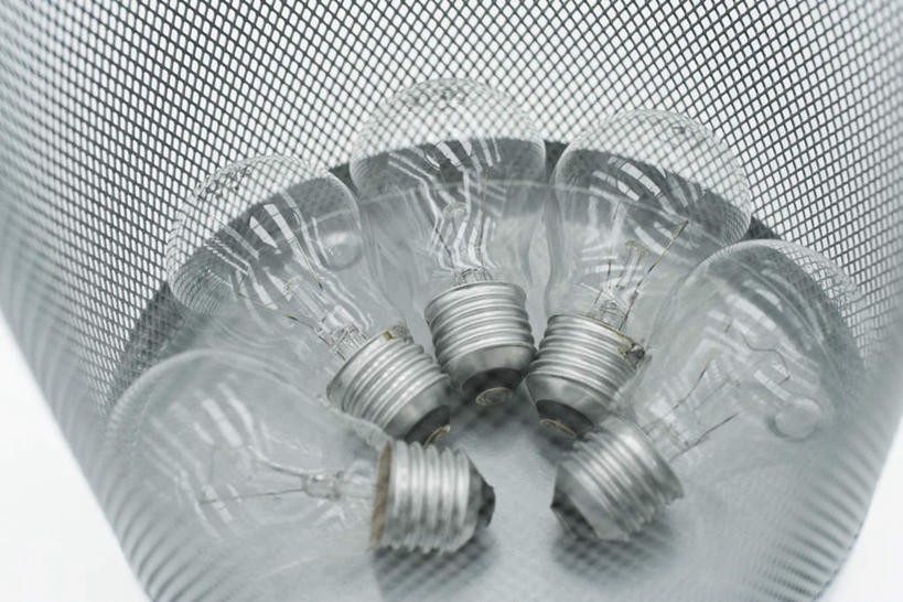 无人,横图,俯视,室内,特写,白天,白色背景,静物,照明,许多,环保,透明,金属,灯泡,垃圾桶,灯,容器,灯具,摄影,白炽灯,影棚,能源,储藏,垃圾箱,照亮,回收,资源,储存,利用,低碳,循环,照明工具,螺线,白炽灯泡,持续,彩图,高角度拍摄,影棚拍摄,拍摄,贮存