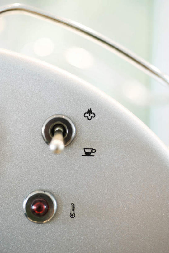 无人,竖图,室内,特写,白天,正面,静物,餐具,一排,整齐,金属,开关,排列,三个,白色,温度,咖啡机,队列,加热,保温,进餐用具,烹调用具,彩图