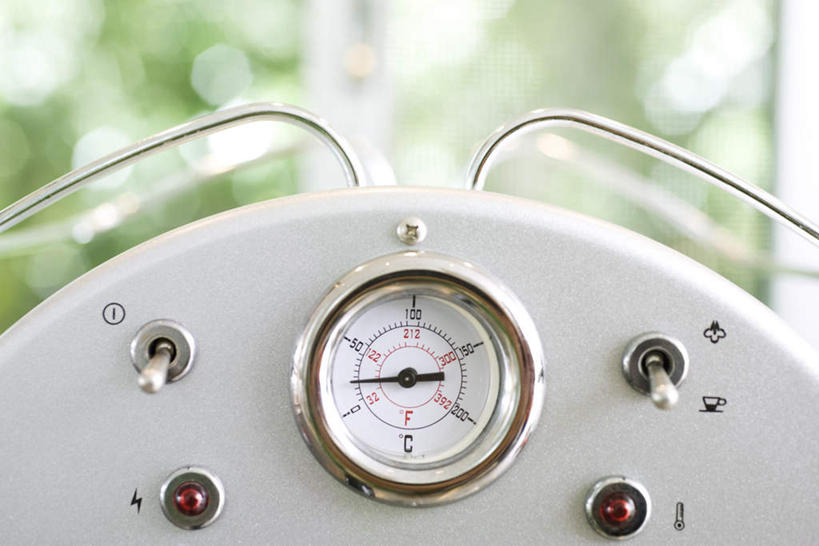 无人,横图,俯视,室内,特写,白天,静物,餐具,一排,朦胧,模糊,整齐,金属,开关,排列,白色,按钮,温度,咖啡机,队列,加热,保温,进餐用具,烹调用具,彩图,高角度拍摄