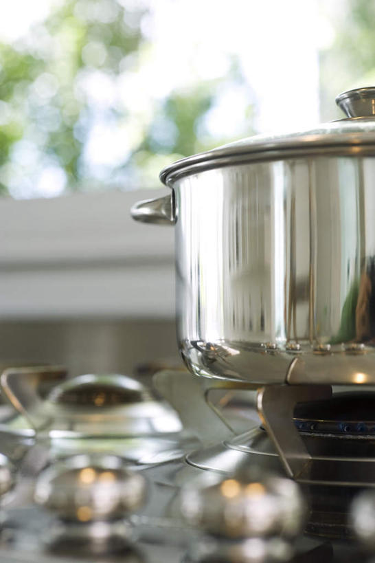 无人,竖图,室内,特写,白天,正面,烹饪,厨房,静物,厨具,金属制品,朦胧,模糊,金属,锅子,锅,锅具,烹饪用具,烹调用具,烹调,彩图,灶间