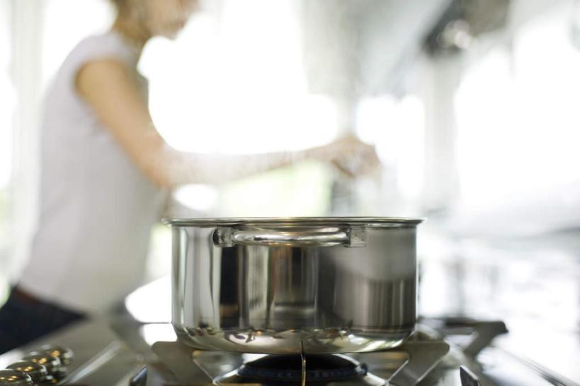 西方人,一个人,站,横图,室内,白天,侧面,雾,厨房,餐具,欧洲,欧洲人,仅一个年轻女性,仅一个女性,仅一个人,沸腾,朦胧,模糊,蒸汽,勺子,煤气灶,锅盖,水蒸气,拿,拿着,锅,调羹,汤匙,站着,煤气,蒸发,年轻女性,女人,女性,白种人,站立,半身,彩图,灶间