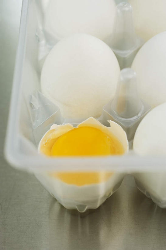 无人,竖图,俯视,室内,特写,白天,桌面,桌子,静物,许多,环保,蛋格,蛋,蛋黄,鸡蛋,白色,回收,资源,利用,低碳,鸡蛋盒,循环,鸡蛋格,蛋托,蛋盒,彩图,高角度拍摄