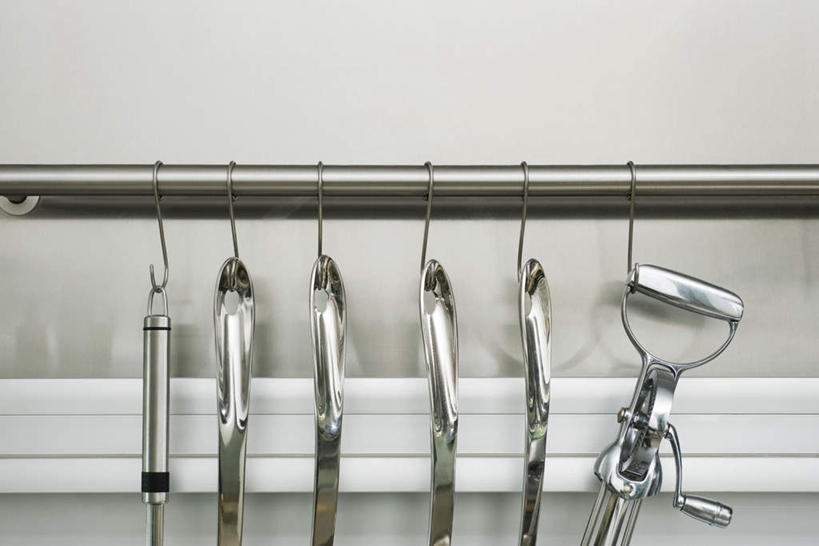 无人,横图,室内,特写,白天,正面,静物,厨具,一排,许多,悬挂,不锈钢,整齐,金属,铲子,勺,排列,把手,打蛋器,吊钩,队列,削皮刀,储藏用具,进餐用具,烹调用具,洗涤用具,彩图,调理用具