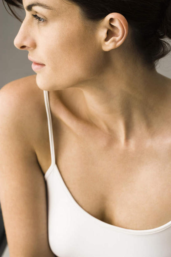 西方人,脸,头,眼睛,脸颊,眉毛,睫毛,一个人,站,竖图,室内,特写,白天,正面,吊带,欧洲,欧洲人,瞳孔,仅一个年轻女性,仅一个女性,仅一个人,灰色背景,注视,吊带衫,白色,观察,看,站着,眼部,摄影,影棚,观看,察看,关注,年轻女性,女人,女性,白种人,头部,睫,脸部,脸蛋,眉,面部,眼,眼睫毛,眼眉,站立,半身,彩图,影棚拍摄,拍摄,眼眉毛