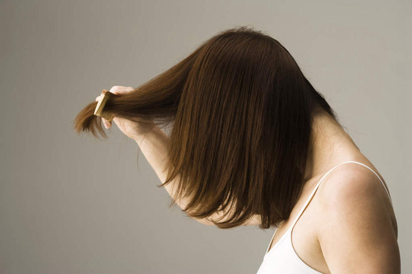 西方人,一个人,站,横图,室内,白天,侧面,吊带,欧洲,欧洲人,仅一个年轻女性,仅一个女性,仅一个人,灰色背景,拿,梳子,拿着,吊带衫,白色,站着,摄影,影棚,整理,木梳,年轻女性,女人,女性,白种人,站立,半身,彩图,影棚拍摄,拍摄