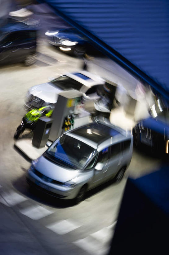 无人,竖图,俯视,室外,白天,汽车,两辆,阴影,朦胧,模糊,光线,影子,车,阳光,交通工具,轿车,加油站,彩图,高角度拍摄